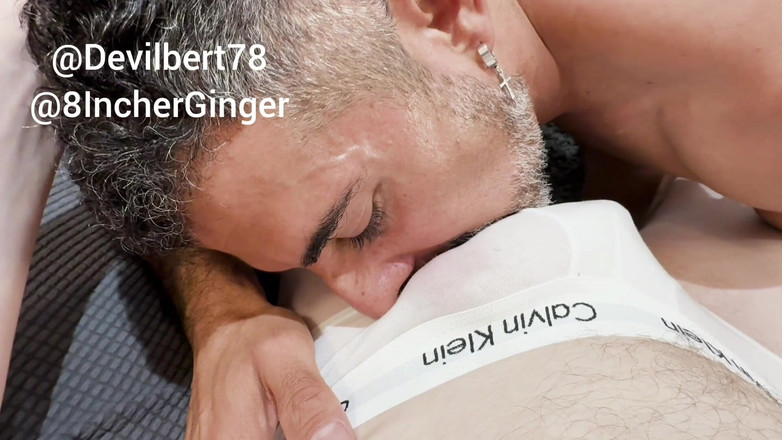 8IncherGinger: 8 inçlik yarakla alttan sikiliyor