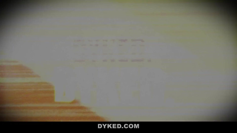 Dyked: Milf dai seni grandi domina la figa della segretaria