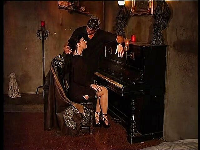 Amaspain: Испанскую брюнетку отшпилили два мужика в двойном проникновении