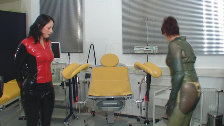 Rubber & Clinic Studio - 1ATOYS: Versaute analslut-untersuchung