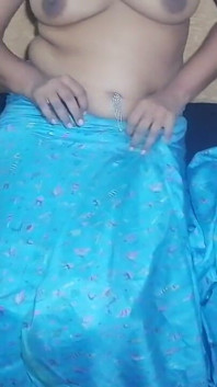 穿着电线纱丽服的南亚女仆被勾引