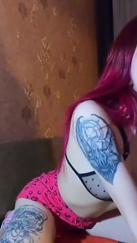Si cantik kecil memberikan blowjob lembut