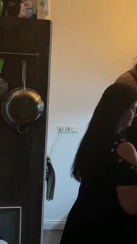 Incontro cucina perverse: la ragazza fetish domina la sua amica