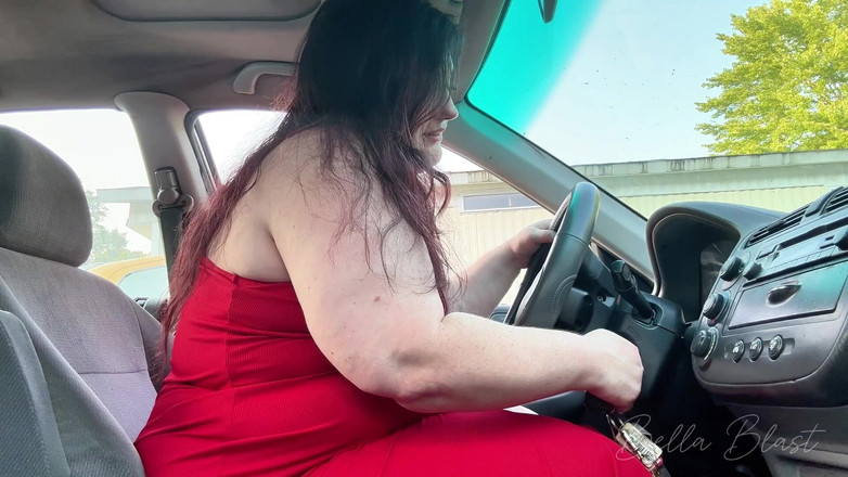 BellaBlast: UNE BBW contre une voiture têtue déterminée et se branle-t-elle...