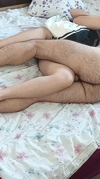 아마추어 커플과 침실에서의 전희.