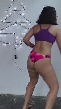 Jasmine pratica le sue mosse twerk