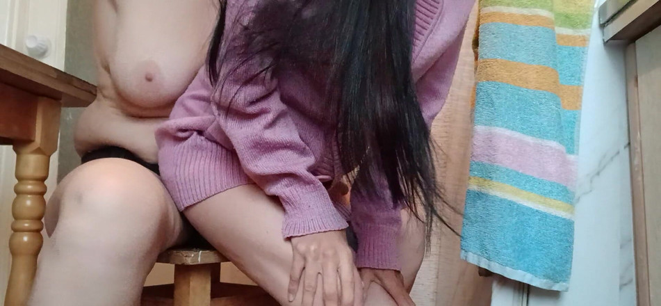 Lesbian-illusion: ペニバンでキッチンでクイックレズセックス