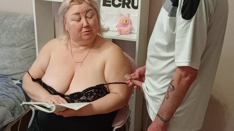 Zona901: Mi masturbo il cazzo, scopo la mia matrigna in bocca...