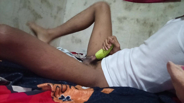 EKI WINATA: Ekspresi Jujut Bermain Solo Menggunakan Timun Yang Sudah Di Lubangi