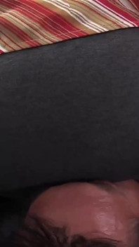 Fellatio con calze nere appena rimosse tiene il palo verticalmente e viene succhiato senza mani