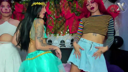 Lesbian Friends: Dvě malé lišky se dělí o šťávu!