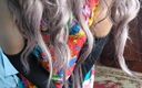 Ladyboy Kitty: +18 유튜브 모델 Crossdresserkitty 섹시한 마을 주부 드레스 긴 스타킹 흰색 비 펨보이