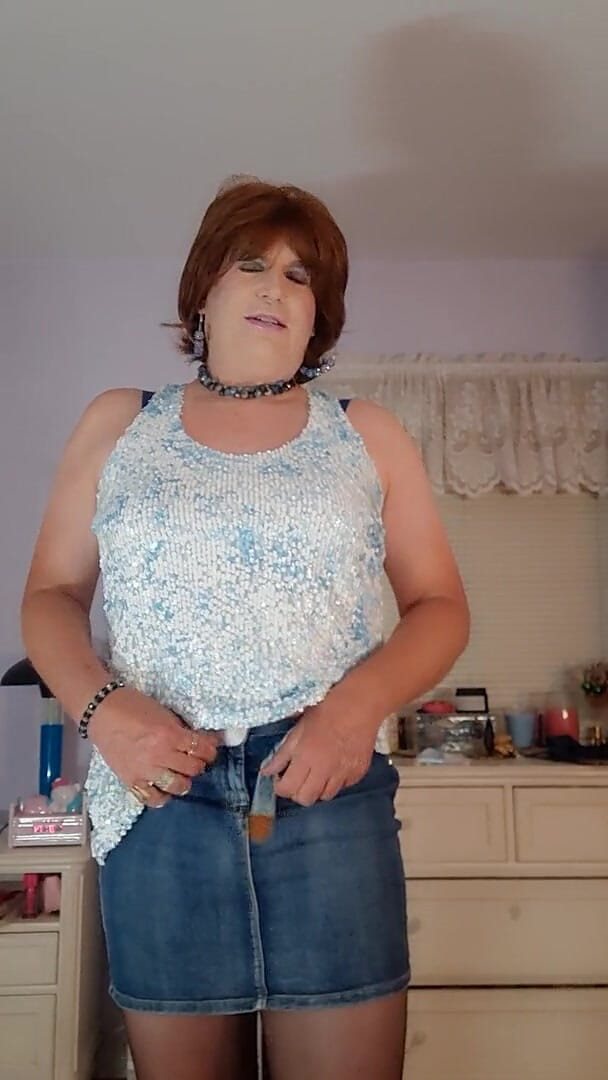 Victoria Lecherri: Plugging my ass before i go out