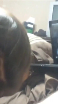 Istri amatir nyepong dan ngocok kontol sambil nonton bokep buatan sendiri