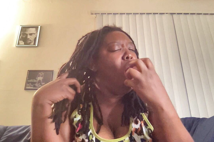 Curvy Brittany: Nyepong dildoku