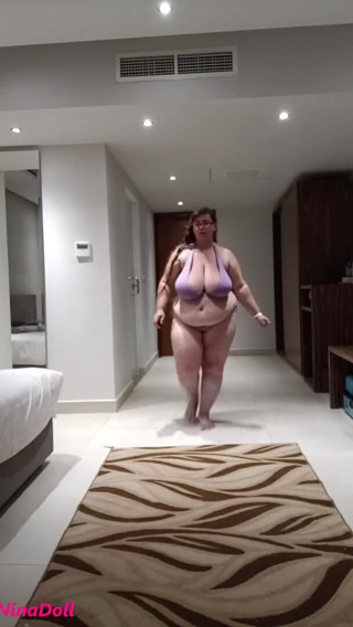 Nina Doll: Moda biquíni modelando passarela bbw