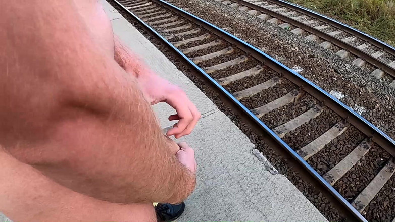 Dick Boys Studio: Extremo. Se masturbando na estação