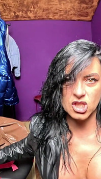 Dominante leren milf whoopee kussenfetisj. Glanzende pvc-kont, luide scheetgeluiden en vies zitten