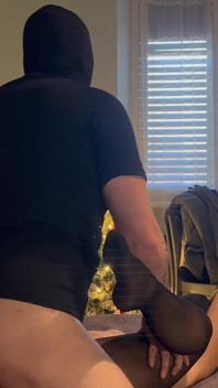 ストリップティーズとパンティストッキングの交換。破れた暗いパンティストッキングで激しく突く