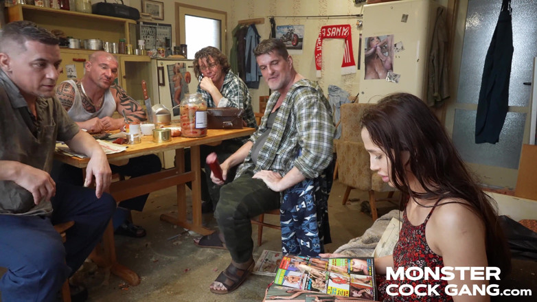 MonsterCockGang: Monster Cock Gang 2.1: Dzikie podłączenie drobnej pasierbicy z kolegami
