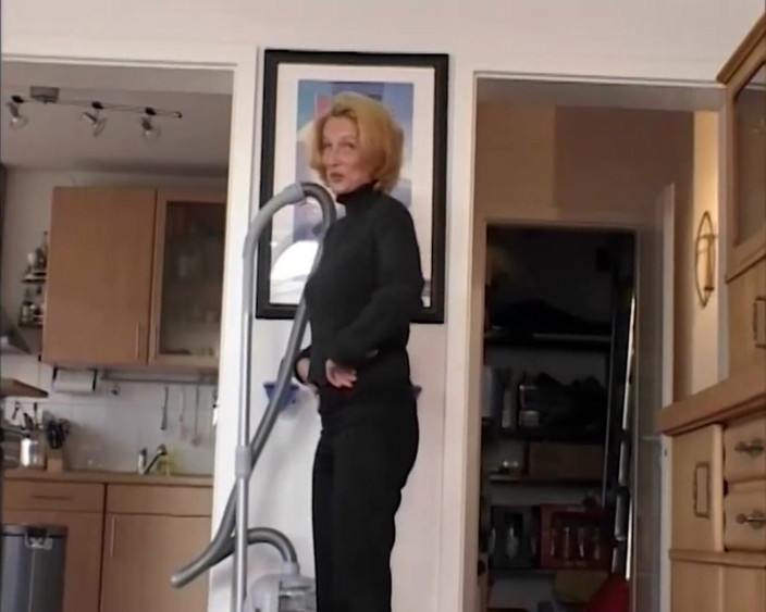 Mature Climax - 100% Mature Videos: Napalona blondynka dojrzała wypełnia swoją cipkę