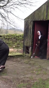 Trisha i Claire są zakonnicami w biegu
