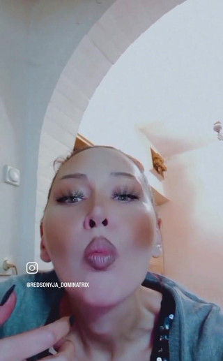 Dominatrix Redsonyja: Každý, kdo mě miluje a podporuje, doplní sklenici s tipem,...