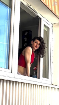 Fată transsexuală dezbrăcându-se doar pentru tine la fereastră