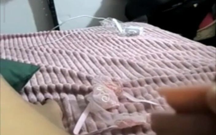 ChickenNDBeard: Yeni oyuncaklı fahişe iyinin tadını çıkarıyor