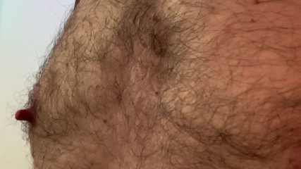 GayBear: Travail des seins / uomo che gioca con i suoi capezzoli