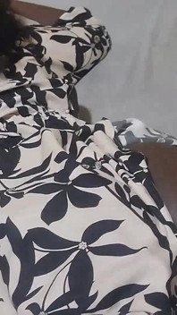 Guardo di nascosto la mia sorellastra che legge per esame nella sua camera da letto indossando Né pantaloni né reggiseno. Ony un grande vestito