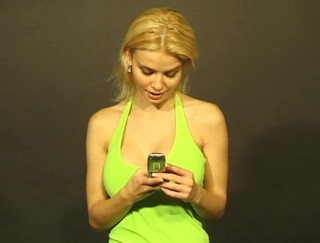 Flash Model Amateurs: Piękna blondynka uwielbia pokazywać swoje duże piersi