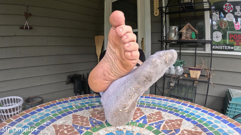 Mr Dimples: Aku pamer kaus kaki dan kakiku yang kotor