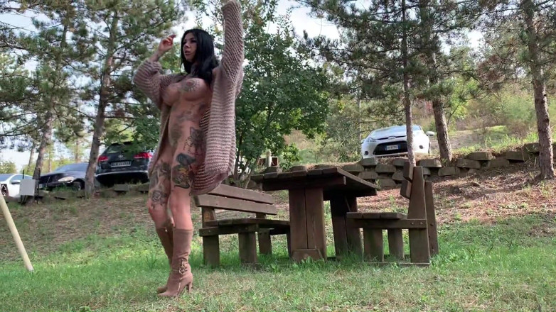 Megan Inky: Zieh dich aus in einem park