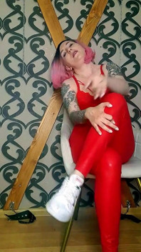 Lady Angela język polski śmierdzące trampki fetysz czerwony lateks legginsy gołe stopy