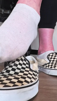 Furtiva provocación de pies de oficina en vans de checkerboard - strip solo dedo y intenso juego descalzo en primer plano