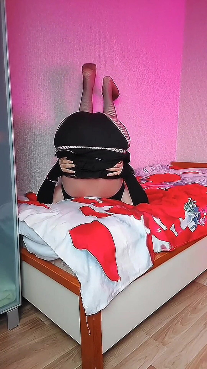 Kitty_Cross: Femboy-fantasie op volledig scherm