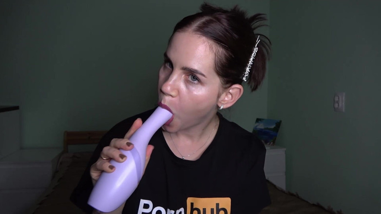 Anna Sky: Anna geeft een hete pijpbeurt en zuigt verschillende voorwerpen af