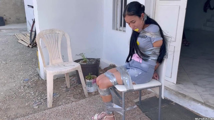 Selfgags Latina Bondage: Gadis berusia 18 tahun yang bosan menginginkan perbudakan tukang seksi (episode 1 dari 2)