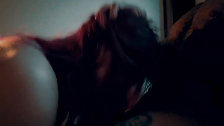 DarlingxBlaze: Hon ger mig en rörig avsugning på min genomborrade kuk...