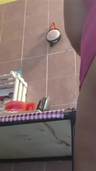 Knubbig stor vacker kvinna styvmamma visar bröst och hårig fitta i köket