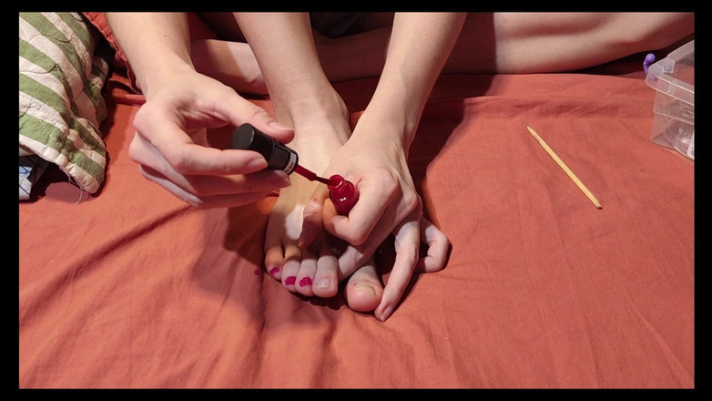 Monera: Painting Toenails