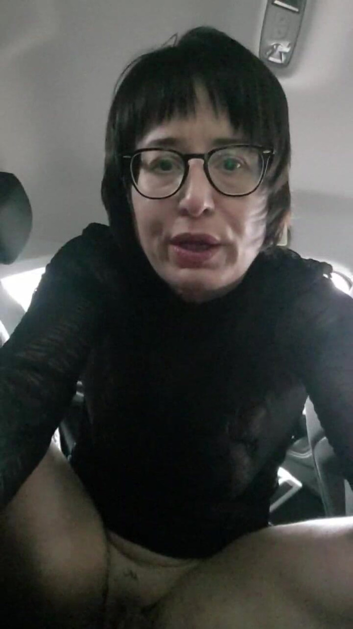 JulieEroticDress: Милфа сквиртует на улице на общественной парковке