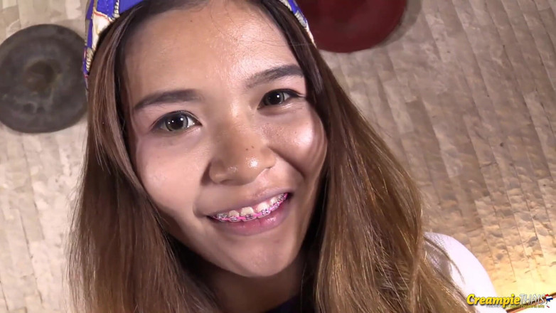 Creampie Thais: Video seks creampie kali pertama Kittikorn berusia 18 tahun