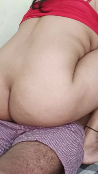Un devar partage son lit avec une bhabhi sexy qui a mal tourné et a fini en sexe
