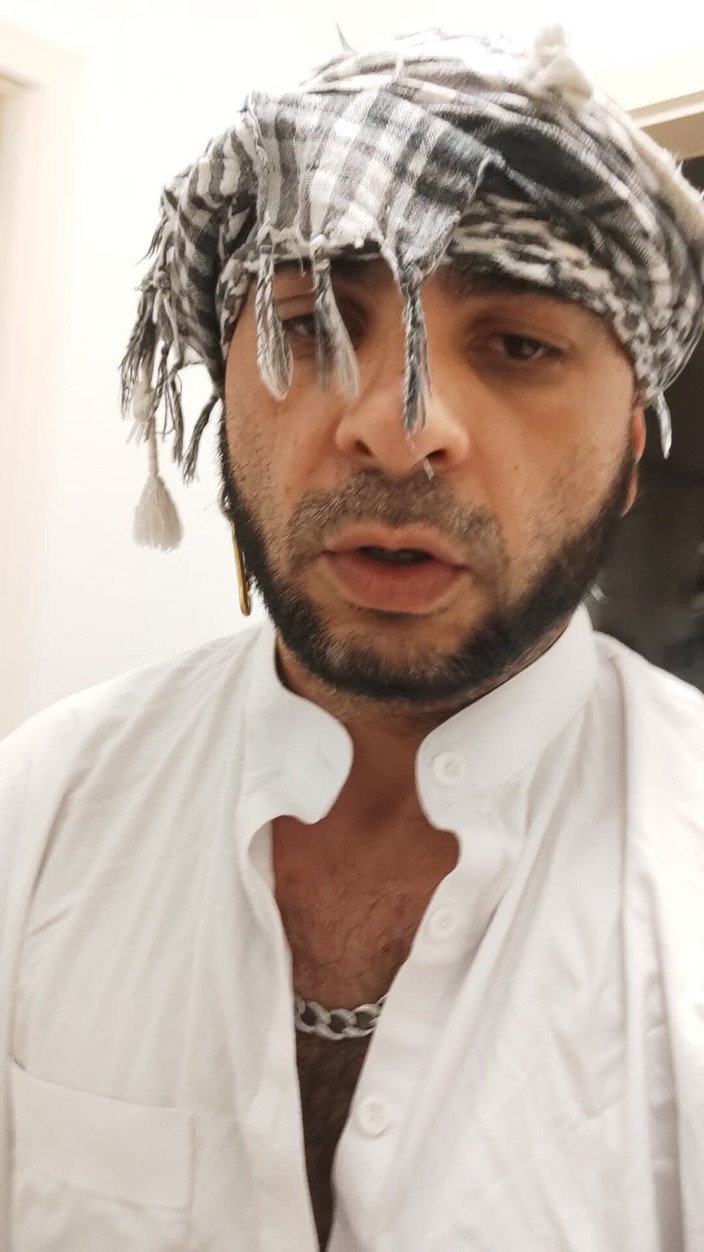 SmokedAlloy2: Makyajda, sapık bir Afgan gibi giyinmiş azgın dj-bro