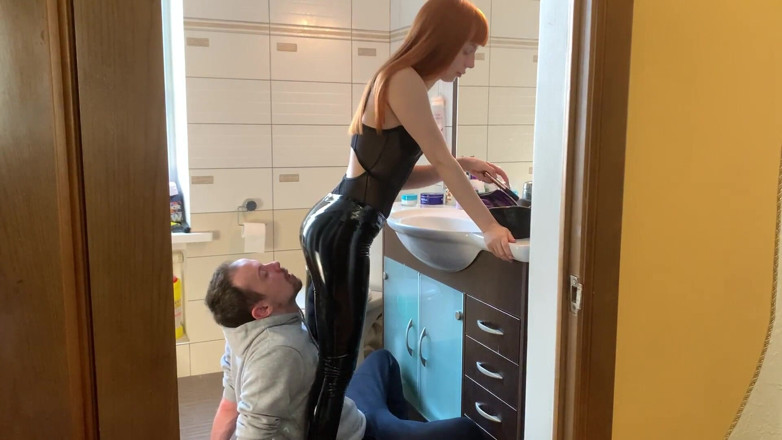 Petite Princesses Femdom: Obličejová židle pro bohyni Kiru v latexových kalhotách - sezení na obličeji...
