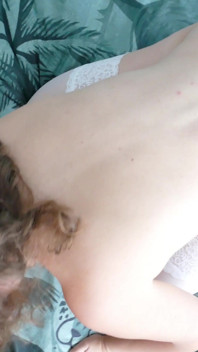 Beyaz çoraplı ateşli orta yaşlı seksi kadın sikilmek için odada kalıyor
