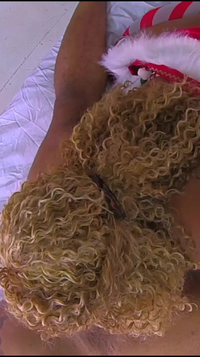 Super Hot Films: Newbie Nina Rivera memberikan blowjob Krismas pertamanya