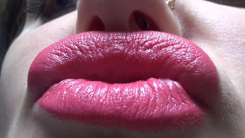 Goddess Misha Goldy: Zoenen en eend gezicht met grote roze lippen